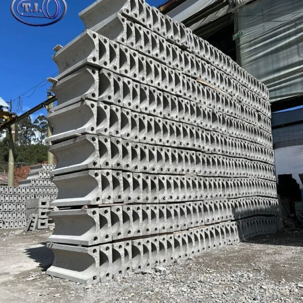 Cañuelas en concreto Cañuelas en concreto prefabricado almacenadas para drenaje superficial