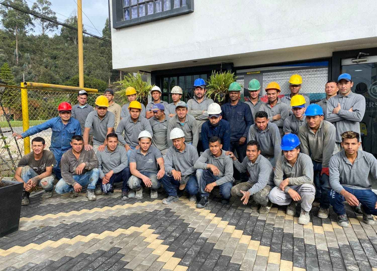 Equipo-Inversiones-TJ-prefabricados-en-concreto Equipo de trabajadores de Inversiones TJ en planta de prefabricados en concreto
